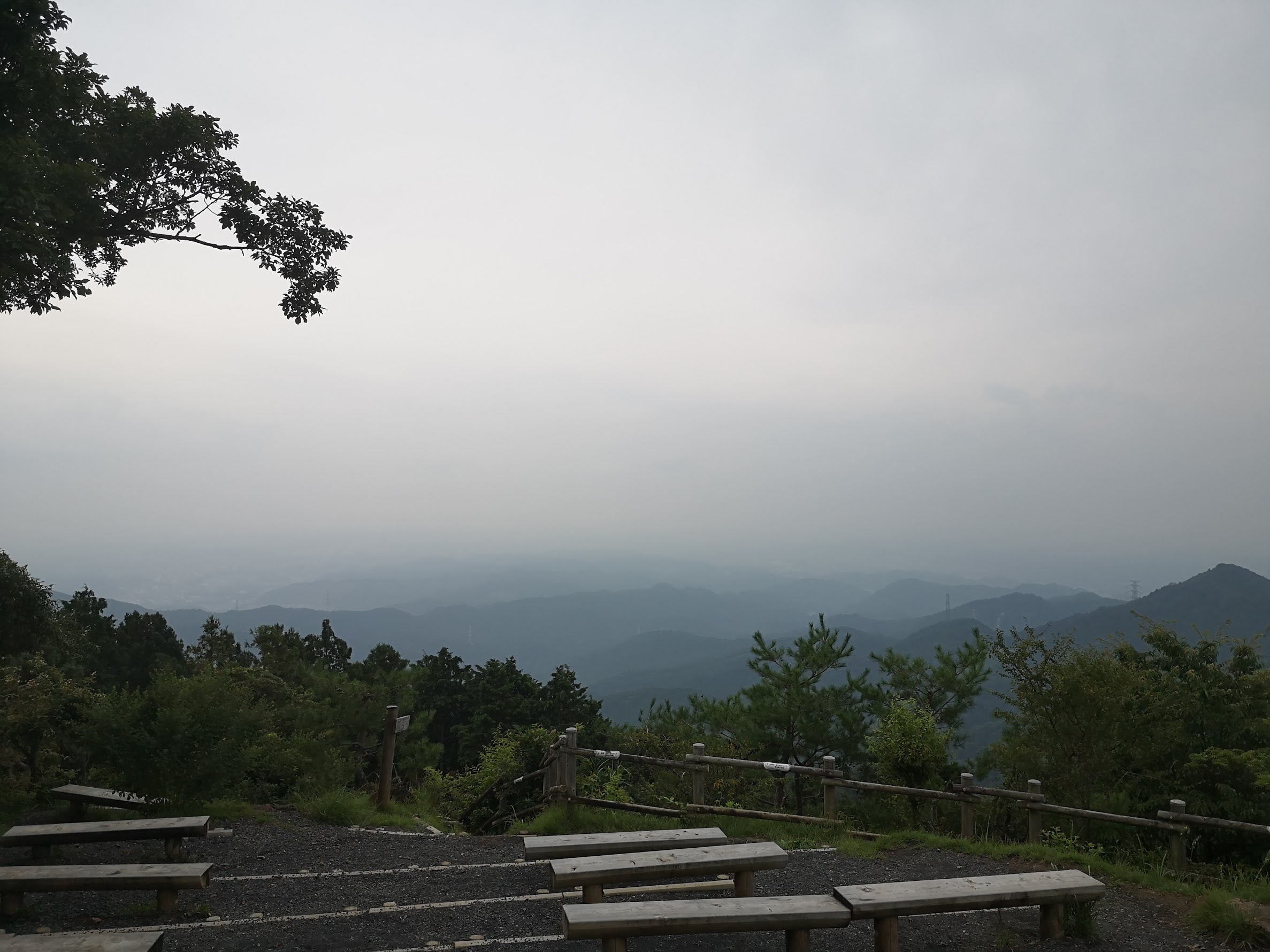 日の出山からの曇りの景色
