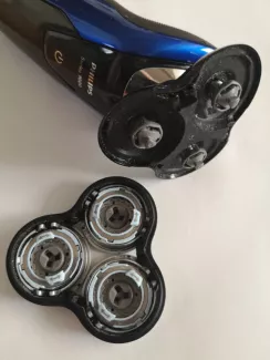 シェーバーのヘッドを取り外したところ