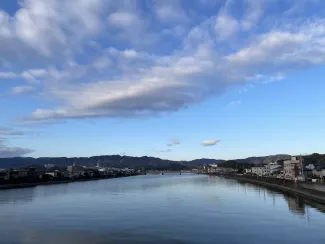 岩国駅そばのホテルから空港に向かう橋からの景色
