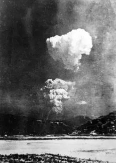 被爆後20から30分後、現在の安芸郡海田町にあった陸軍需品廠から撮影された原子雲。撮影者は名前不明で軍関係者としかわかっていない。本川小学校へ山崎与三郎が寄付した。(wikimedia)