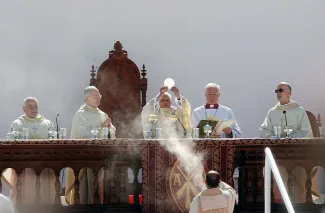 Cerimônia de canonização do frade brasileiro Frei Galvão celebrada pelo papa Bento XVI no Campo de Marte em São Paulo, Brasil.