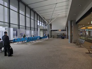 2021年11月21日の成田空港33番搭乗口