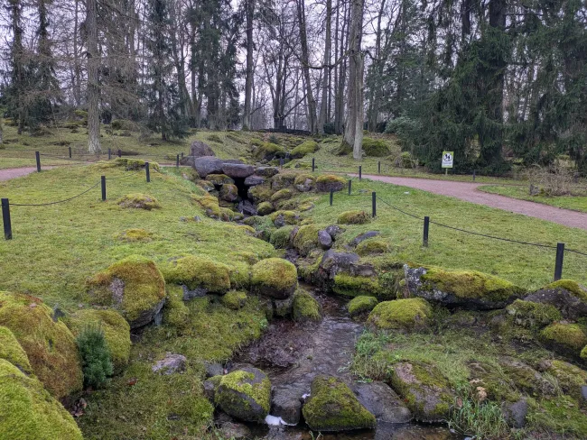 カドリオルグ公園の日本庭園の池に注ぐ水路