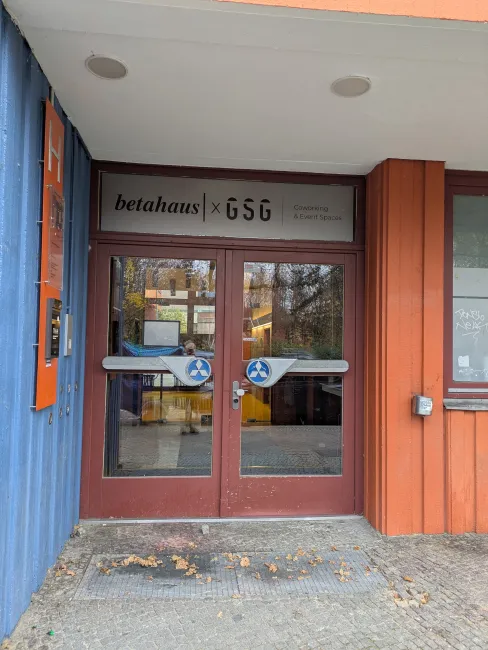 betahausビル玄関