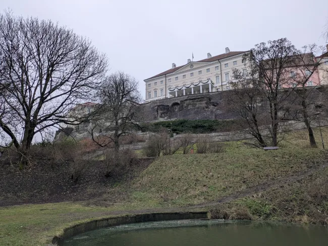 Toom parkからToompeaを見上げる