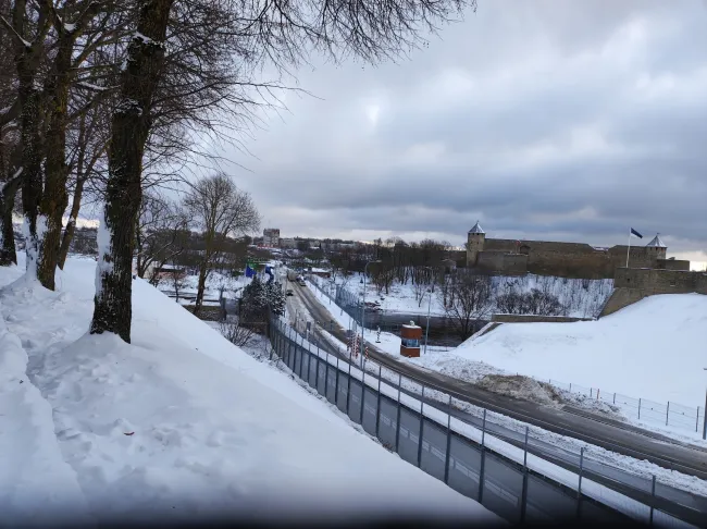 2021年12月のナルバ・エストニアのロシア国境の橋